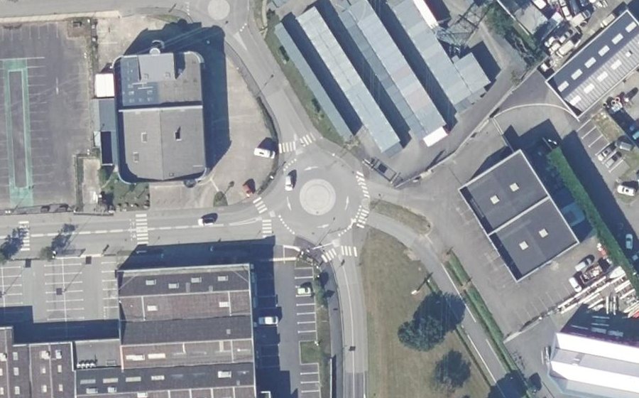Vue aérienne du Rond-point anonyme n°328447653