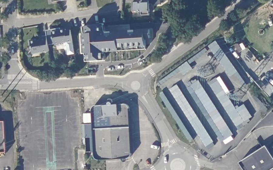 Vue aérienne du Rond-point anonyme n°328447655
