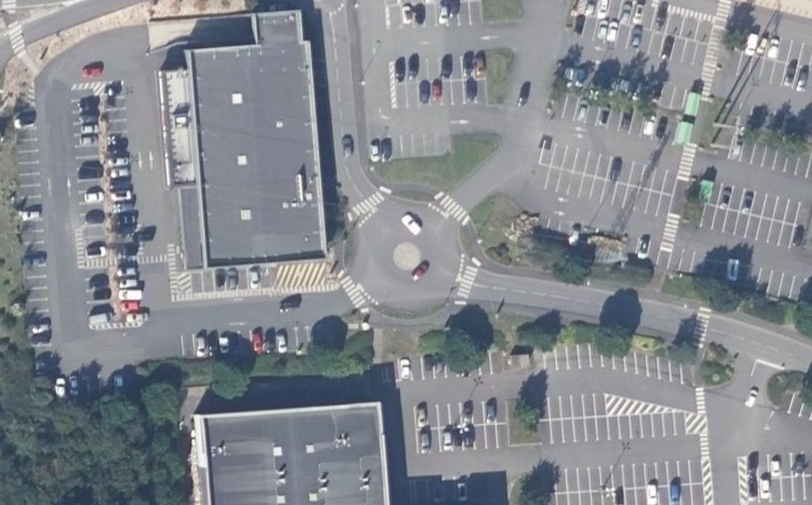 Vue aérienne du Rond-point anonyme n°328447658