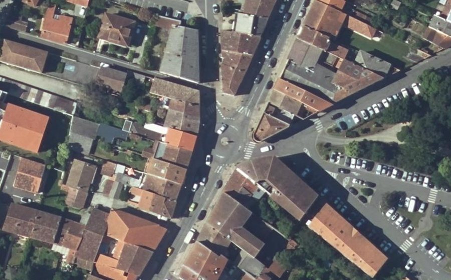 Vue aérienne du Rond-point anonyme n°32844785