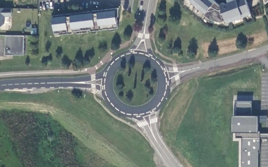 Vue aérienne du Rond-point anonyme n°32847091