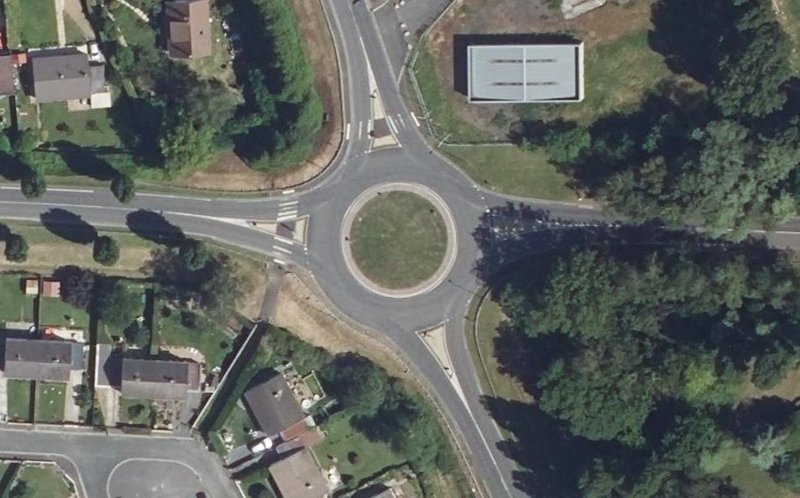 Vue aérienne du Rond-point anonyme n°328550090