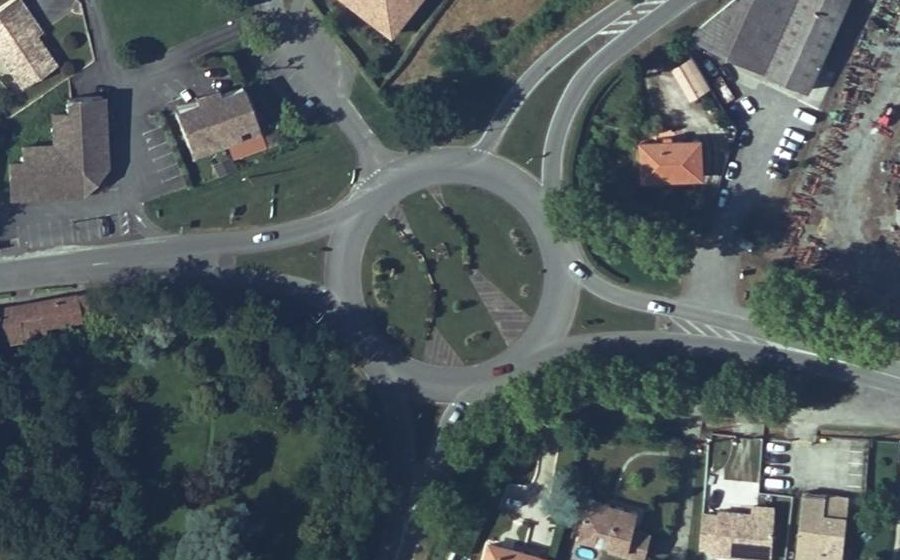 Vue aérienne du Rond-point anonyme n°32856058