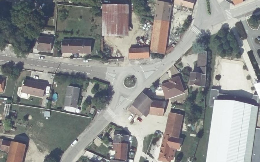 Vue aérienne du Rond-point anonyme n°328581900