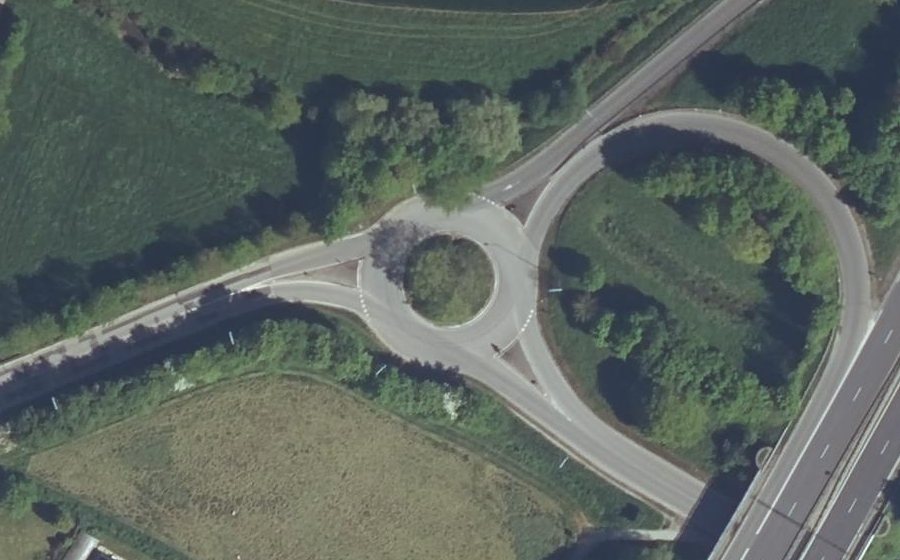 Vue aérienne du Rond-point anonyme n°328631616
