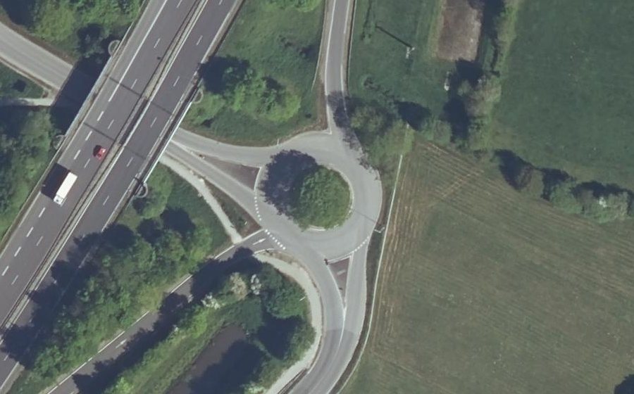Vue aérienne du Rond-point anonyme n°328631620