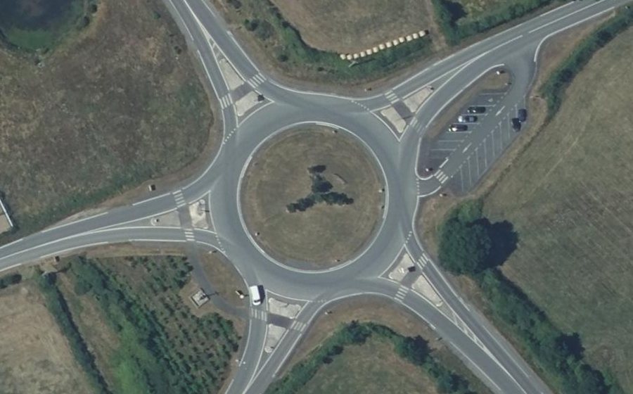 Vue aérienne du Rond-point anonyme n°328635792