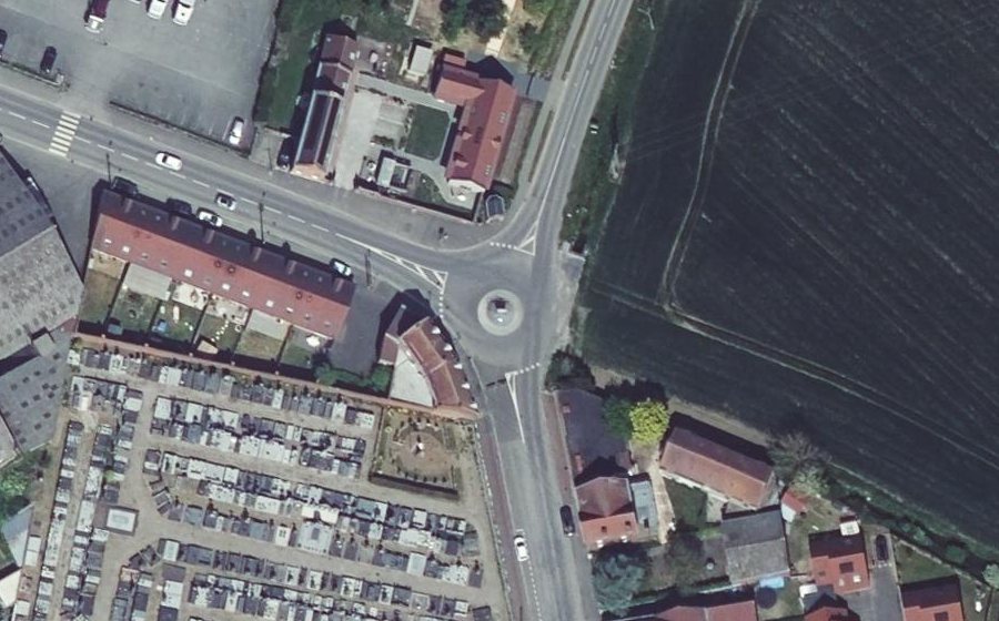 Vue aérienne du Rond-point anonyme n°328636230
