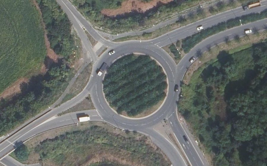 Vue aérienne du Rond-point anonyme n°32863703