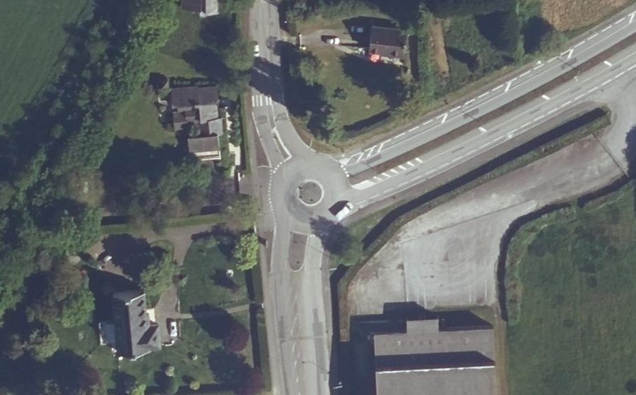Vue aérienne du Rond-point anonyme n°328640555