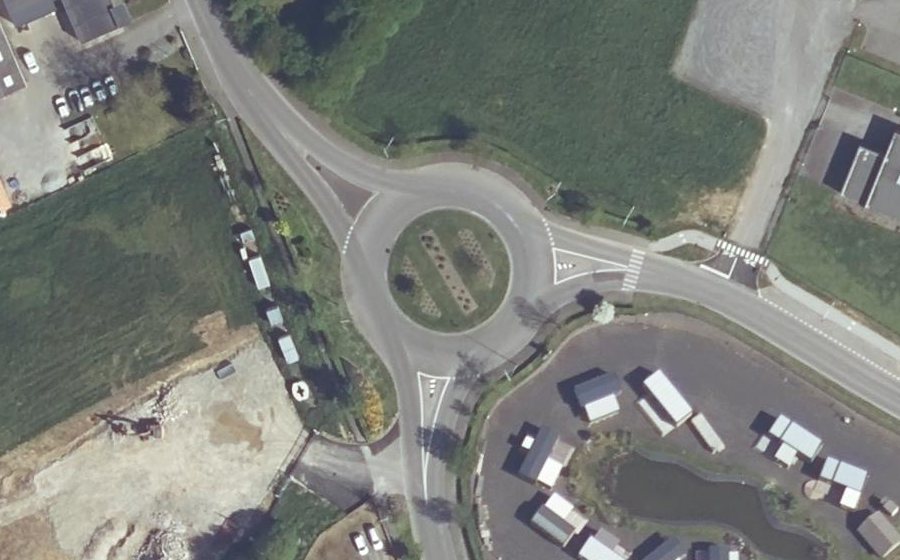 Vue aérienne du Rond-point anonyme n°328640559