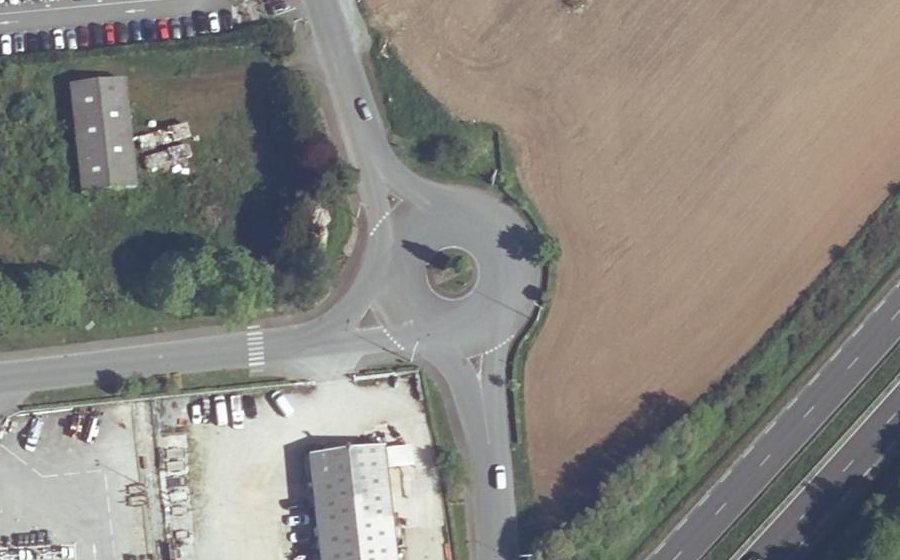 Vue aérienne du Rond-point anonyme n°328640566