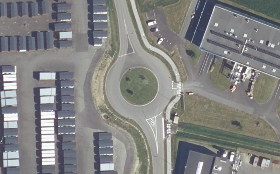 Vue aérienne du Rond-point anonyme n°328640570