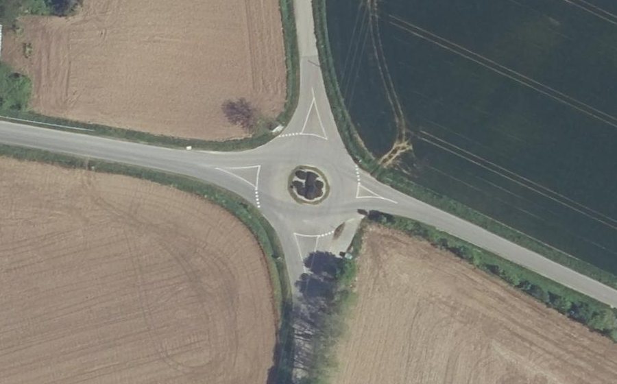Vue aérienne du Rond-point anonyme n°328640574