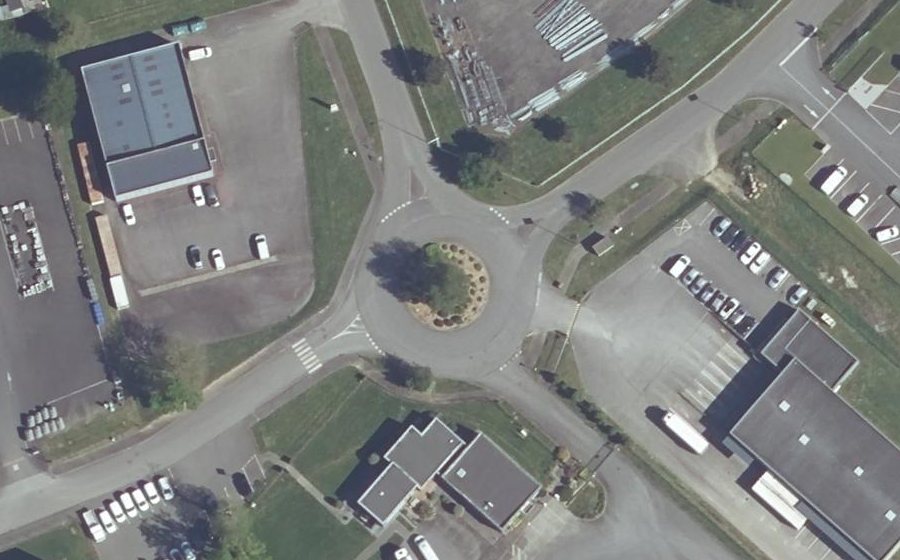 Vue aérienne du Rond-point anonyme n°328640588