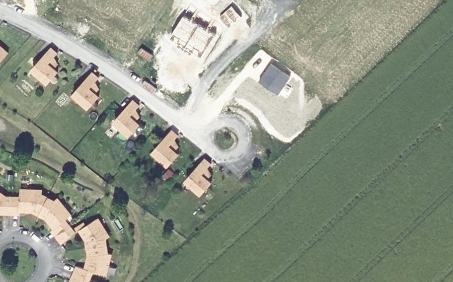 Vue aérienne du Rond-point anonyme n°328653944