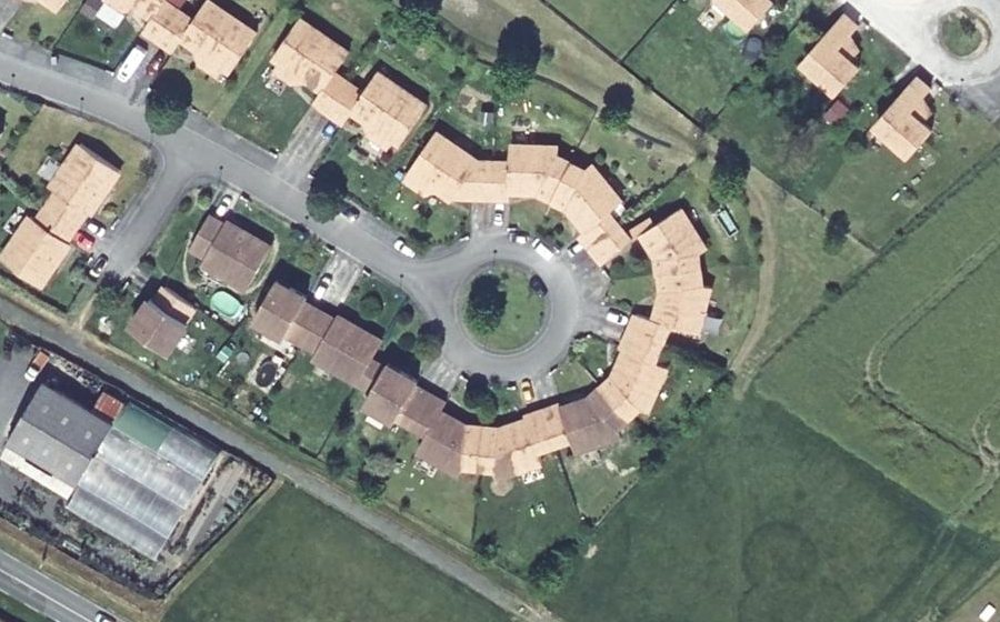 Vue aérienne du Rond-point anonyme n°328653945