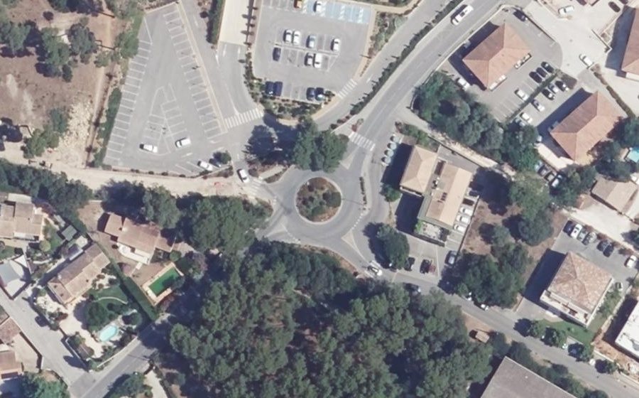 Vue aérienne du Rond-point anonyme n°328661859