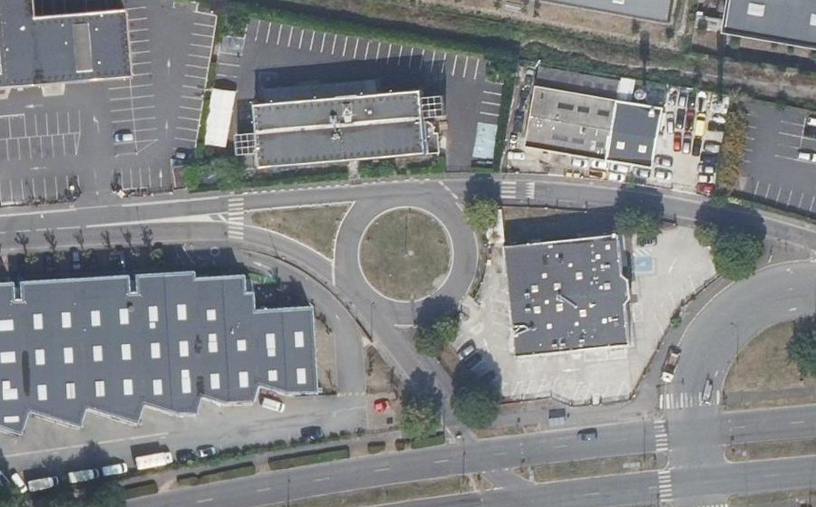 Vue aérienne du Rond-point anonyme n°32876345