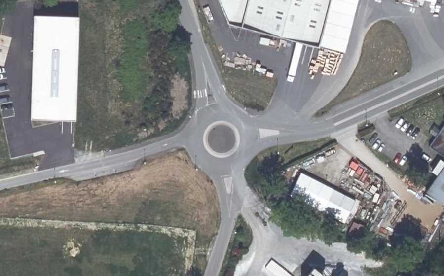 Vue aérienne du Rond-point anonyme n°328764055