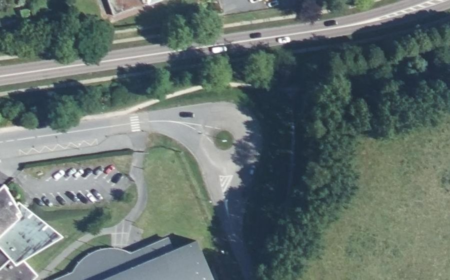 Vue aérienne du Rond-point anonyme n°32907525
