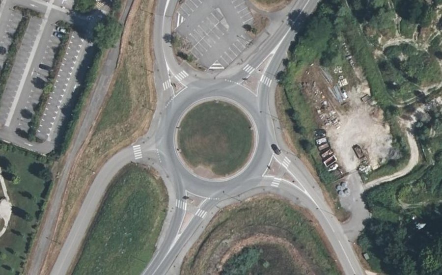 Vue aérienne du Rond-point anonyme n°329078616