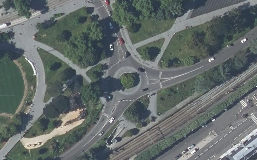 Vue aérienne du Rond-point anonyme n°329123216