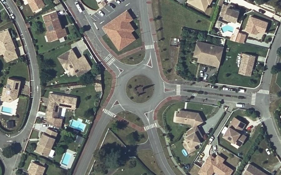 Vue aérienne du Rond-point anonyme n°32914049