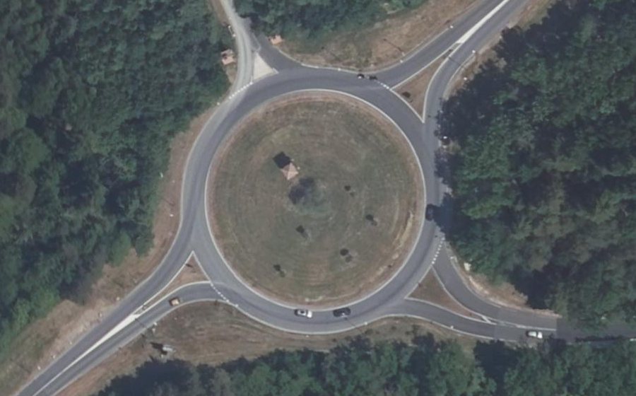 Vue aérienne du Rond-point anonyme n°32914145