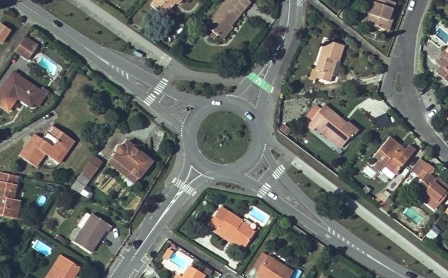 Vue aérienne du Rond-point anonyme n°32916011