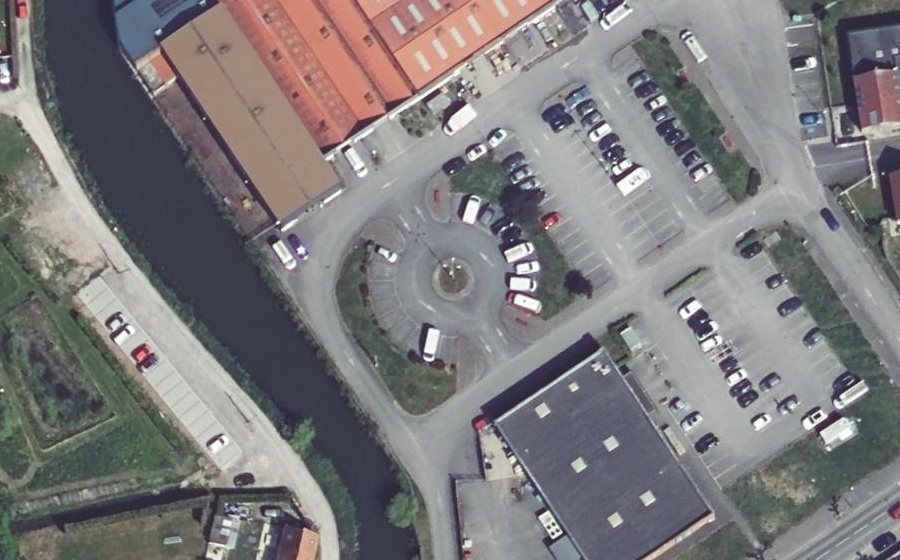 Vue aérienne du Rond-point anonyme n°329175332