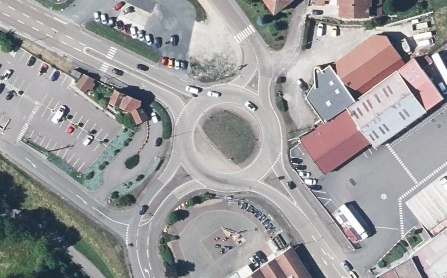 Vue aérienne du Rond-point anonyme n°32924569