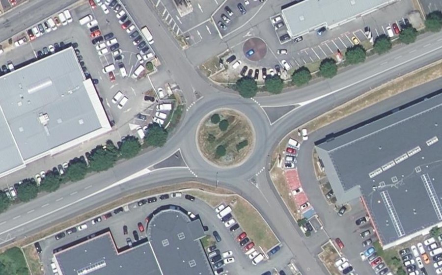 Vue aérienne du Rond-point anonyme n°32927489