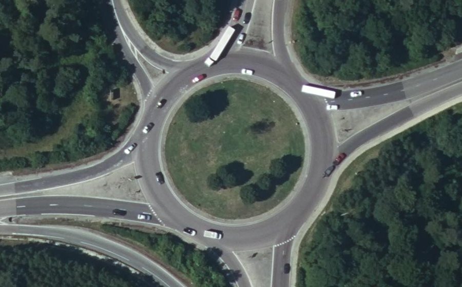 Vue aérienne du Rond-point anonyme n°32927916