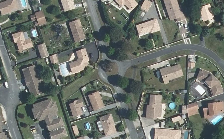 Vue aérienne du Rond-point anonyme n°329306423