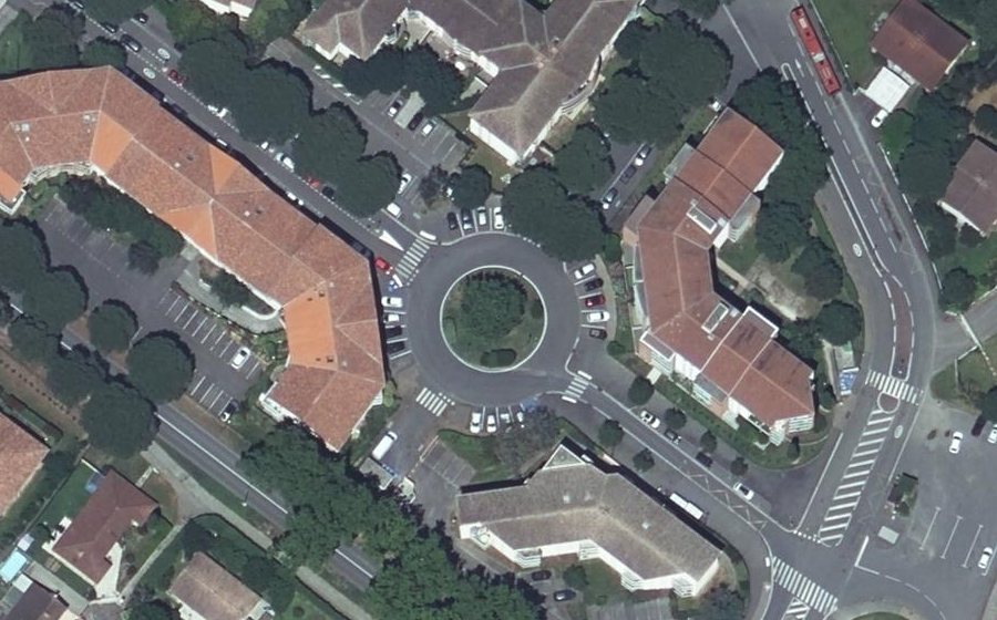 Vue aérienne du Rond-point anonyme n°32930708