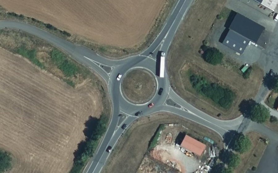 Vue aérienne du Rond-point anonyme n°329354875