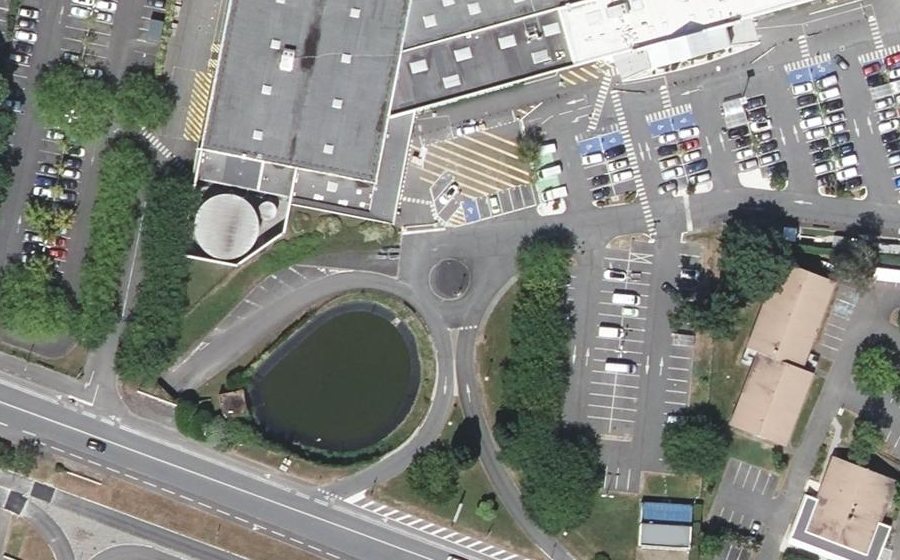 Vue aérienne du Rond-point anonyme n°32940916