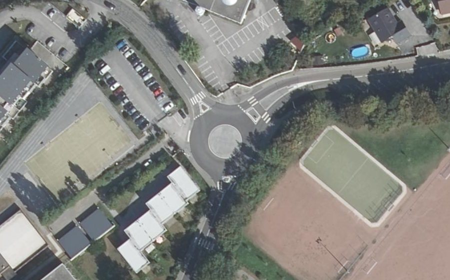 Vue aérienne du Rond-point anonyme n°32941224