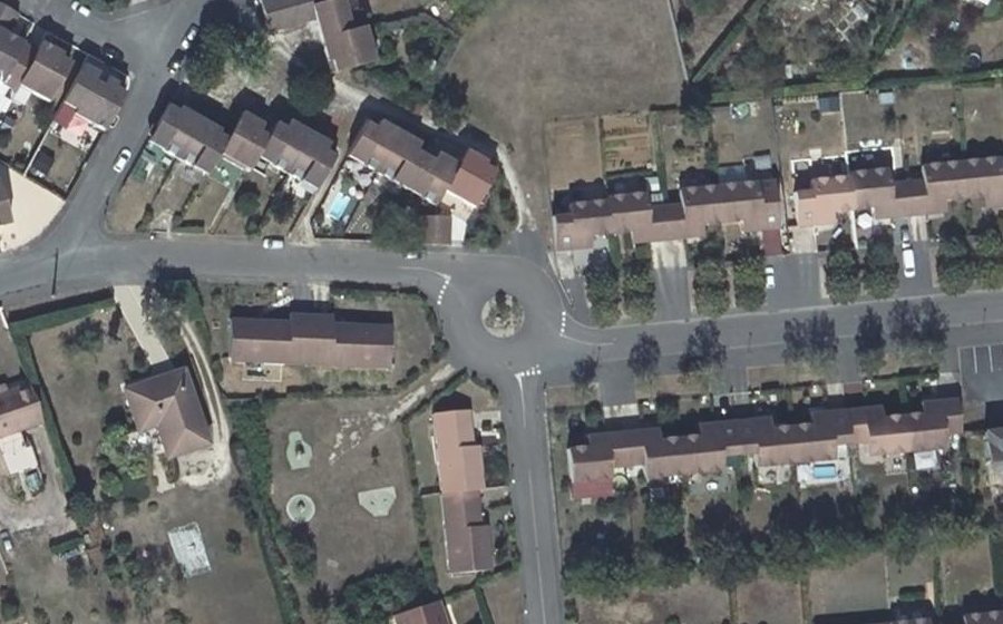 Vue aérienne du Rond-point anonyme n°32942253