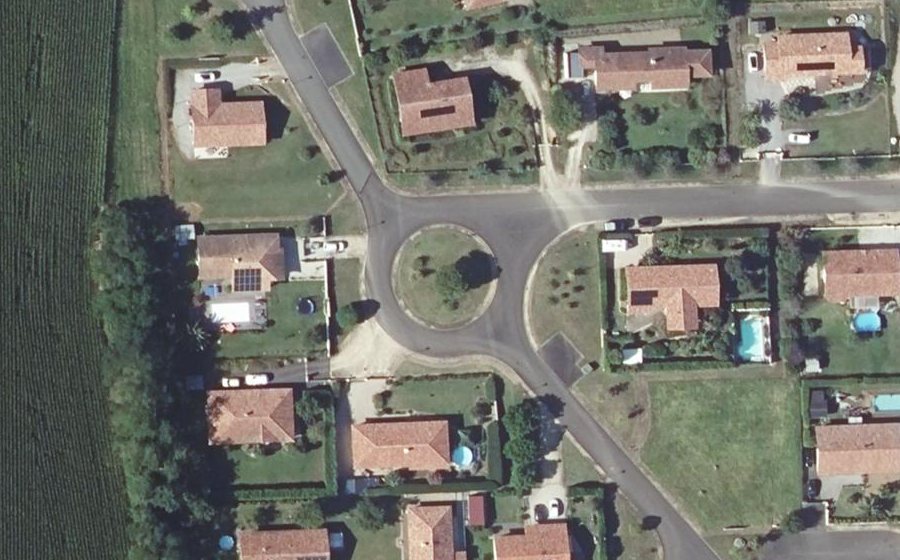 Vue aérienne du Rond-point anonyme n°329433775