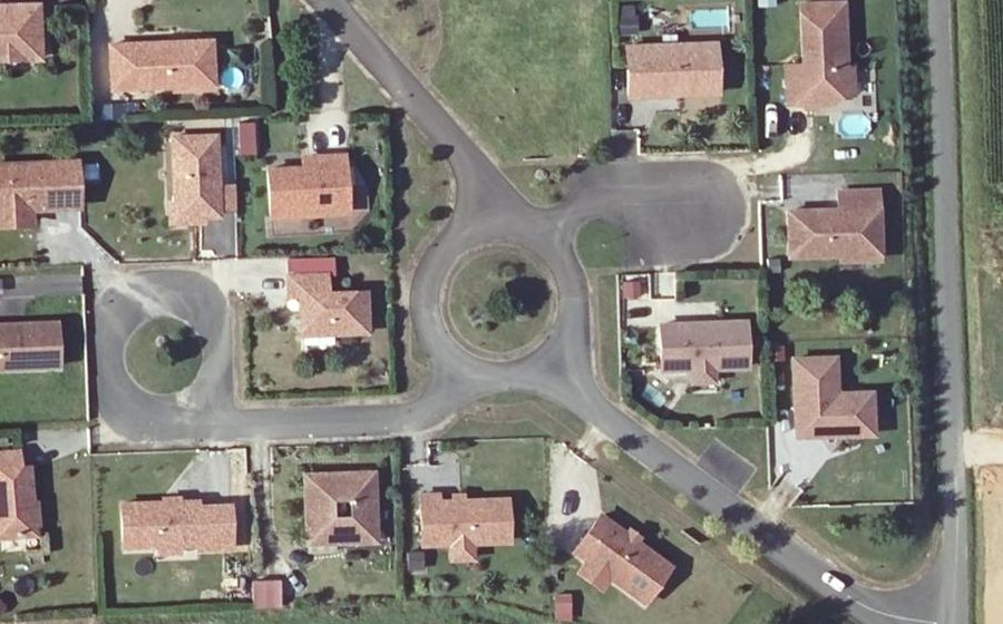 Vue aérienne du Rond-point anonyme n°329433776