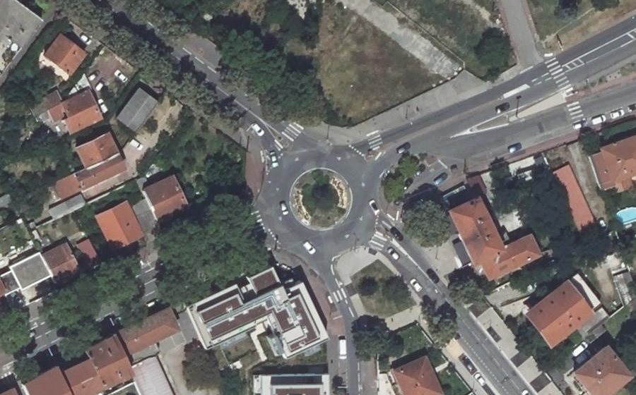 Vue aérienne du Rond-point anonyme n°32964734