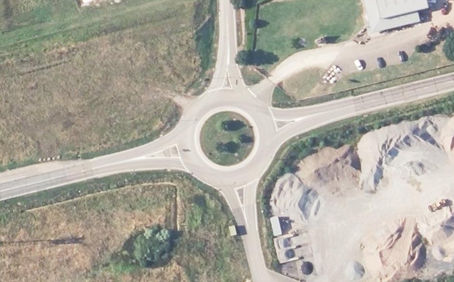 Vue aérienne du Rond-point anonyme n°329648548