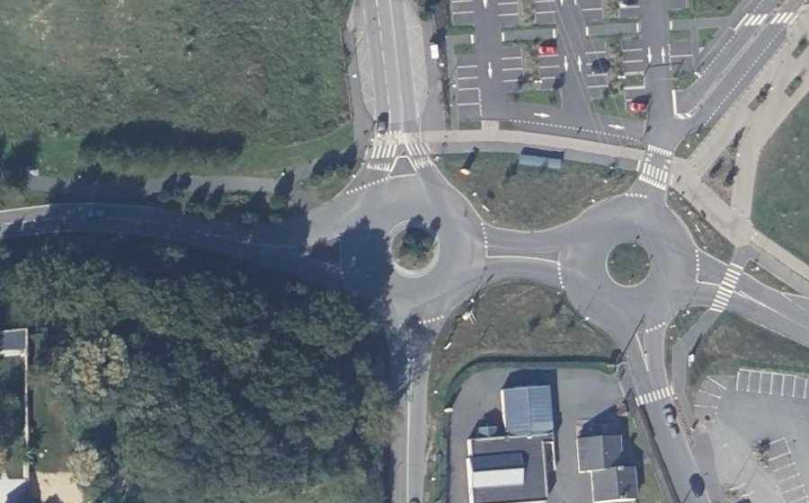 Vue aérienne du Rond-point anonyme n°329656584
