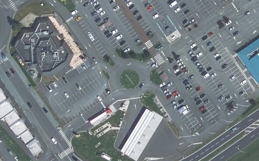 Vue aérienne du Rond-point anonyme n°329690312