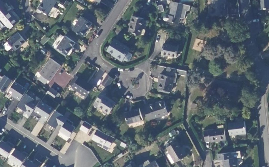 Vue aérienne du Rond-point anonyme n°329697712