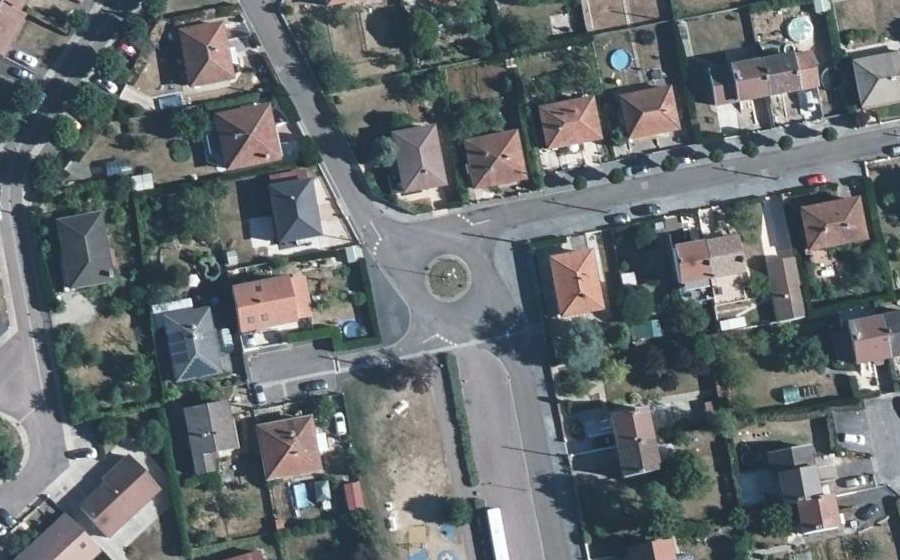 Vue aérienne du Rond-point anonyme n°329729802