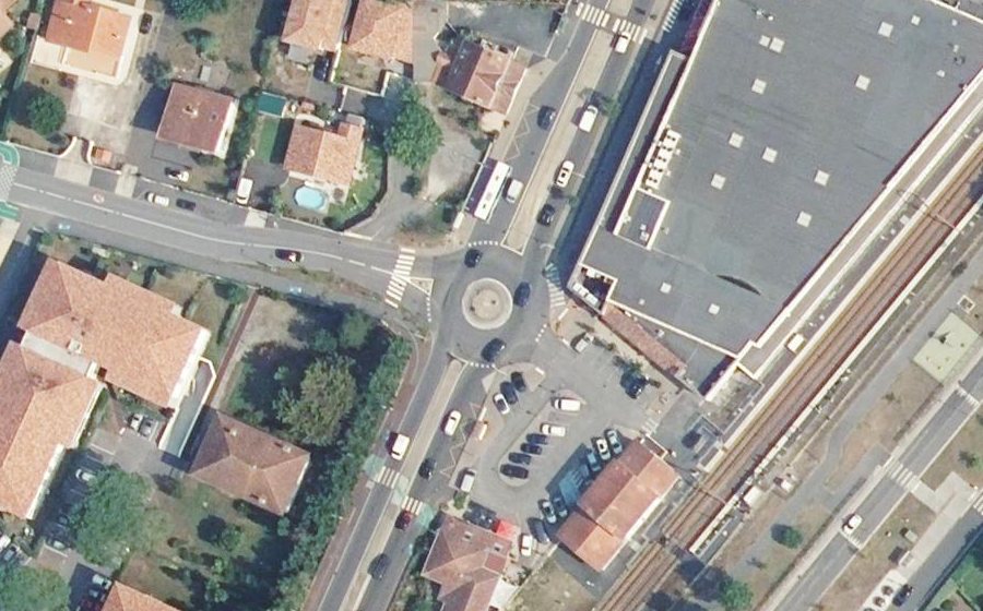 Vue aérienne du Rond-point anonyme n°329741453
