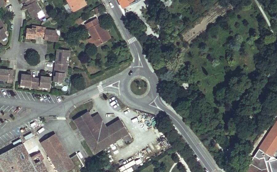Vue aérienne du Rond-point anonyme n°329750111